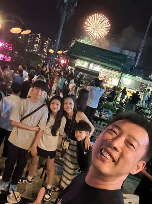 Gia đình Ốc Thanh Vân năm ngoái đón năm mới ở Úc, năm nay ở Việt Nam. “Một năm quá nhiều thử thách, nhiều biến động và quá nhiều yêu thương! Trên hết, là vẫn có nhau trên đường đời, mỗi ngày chỉ mong khoẻ mạnh, vui vẻ”, Ốc Thanh Vân chia sẻ. Ảnh: FB Ốc Thanh Vân.