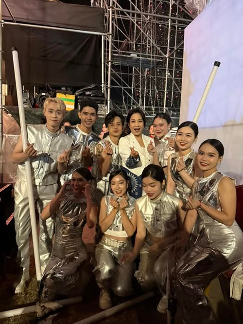 Nhiều sao Việt đi diễn vào giao thừa Tết dương lịch. Mỹ Linh là một trong số đó. Nữ ca sĩ biểu diễn ở Đà Lạt. Ảnh: FB Mỹ Linh.