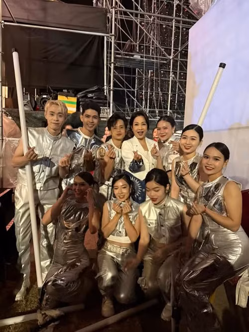 Nhiều sao Việt đi diễn vào giao thừa Tết dương lịch. Mỹ Linh là một trong số đó. Nữ ca sĩ biểu diễn ở Đà Lạt. Ảnh: FB Mỹ Linh.