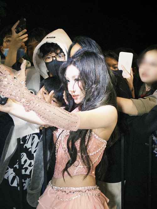 Orange khoe khoảnh khắc bên fan khi đi diễn ở Bình Định. "Tí bận ăn nho rồi nên chúc trước nha", cô viết. Ảnh: FB Orange.