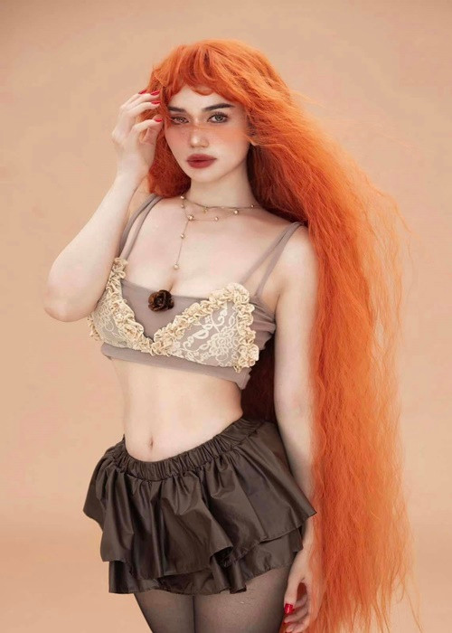 10 năm qua, Sĩ Thanh duy trì phong cách thời trang hở bạo.