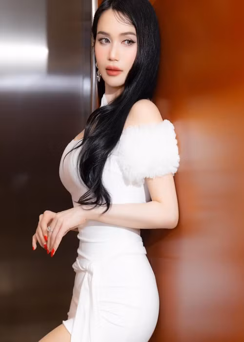 Chỉ sở hữu chiều cao 1m55 nhưng nữ ca sĩ lại có 3 vòng hút mắt.