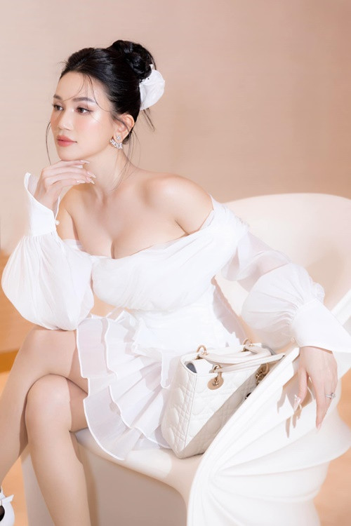 Vóc dáng của Sĩ Thanh thon gọn nhờ cô tập yoga, gym, pilates, múa cột, ăn chay.