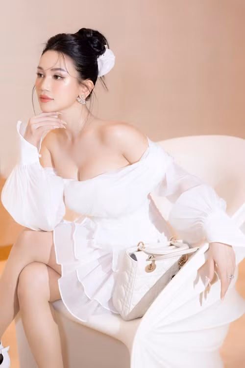 Vóc dáng của Sĩ Thanh thon gọn nhờ cô tập yoga, gym, pilates, múa cột, ăn chay.