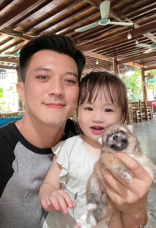 Hà Việt Dũng dành nhiều thời gian chơi với con gái khi về nhà ở Mai Châu, Hòa Bình. Ảnh: Hà Việt Dũng.