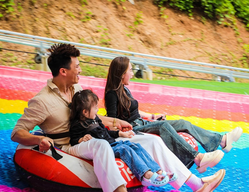 Vợ chồng Hà Việt Dũng - Hà Nhung quyết định tiến tới hôn nhân chỉ sau hơn 2 tháng tìm hiểu. Hiện tại, cặp đôi có một cô con gái chung. Ảnh: FB Hà Nhung.