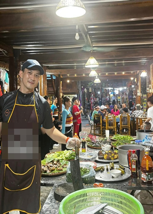 Gia đình vợ Hà Việt Dũng kinh doanh du lịch - homestay bình dân ở bản Lác, Mai Châu. Mỗi khi về quê, anh không ngại vào bếp nấu nướng giúp gia đình. Ảnh: FB Hà Nhung.