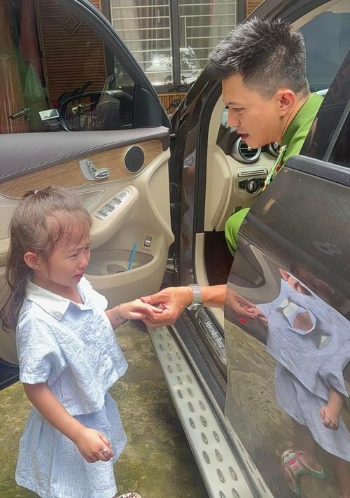 Con gái Hà Việt Dũng bật khóc khi thấy bố xa nhà đi đóng phim. Ảnh: FB Hà Nhung.