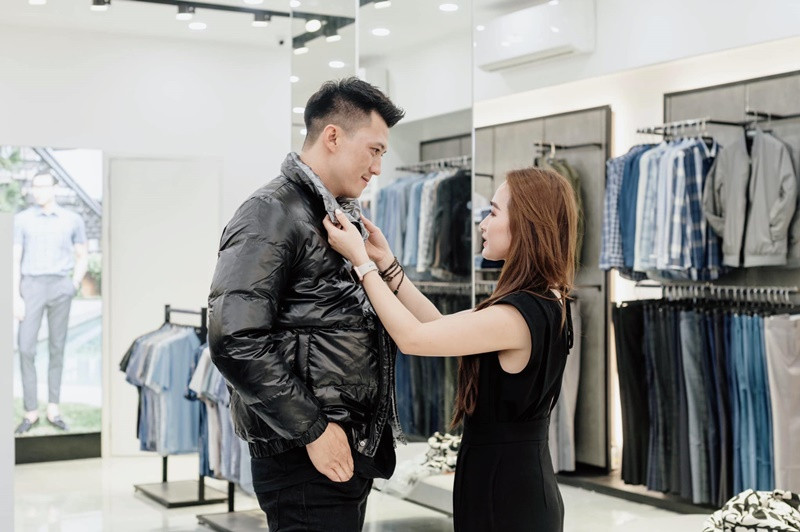 Hà Nhung sinh năm 1993, kém Hà Việt Dũng 6 tuổi, là người dân tộc Thái. Cô được khen đảm đang, xinh như hot girl. Ảnh: Hà Việt Dũng.