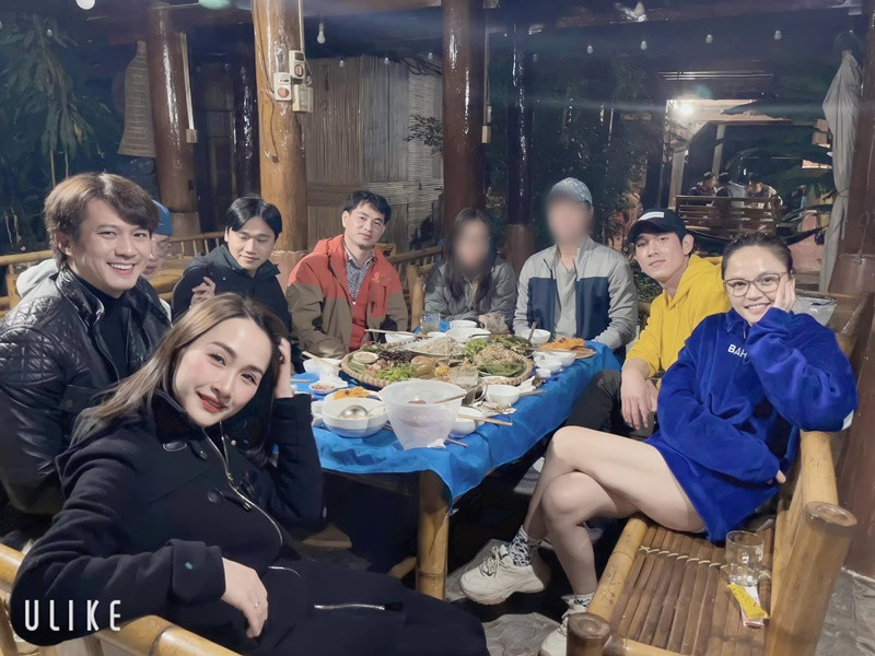 Vợ chồng Hà Việt Dũng thường xuyên gặp gỡ các nghệ sĩ ở bản Lác, Mai Châu. Ảnh: Hà Việt Dũng.