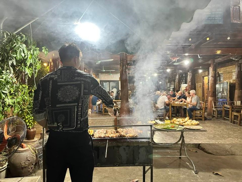 Hà Nhung khoe ảnh Hà Việt Dũng nướng thịt khi về quê nhà. Ảnh: FB Hà Nhung.