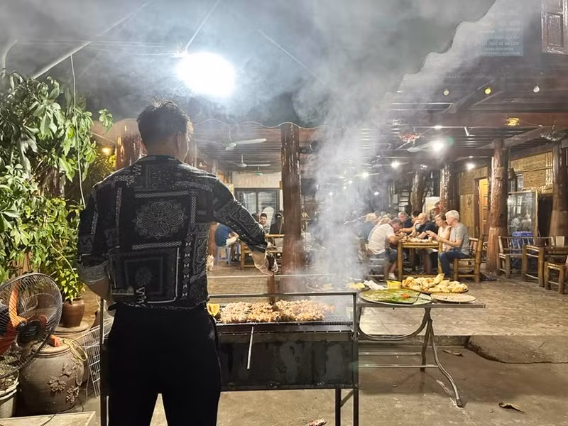 Hà Nhung khoe ảnh Hà Việt Dũng nướng thịt khi về quê nhà. Ảnh: FB Hà Nhung.