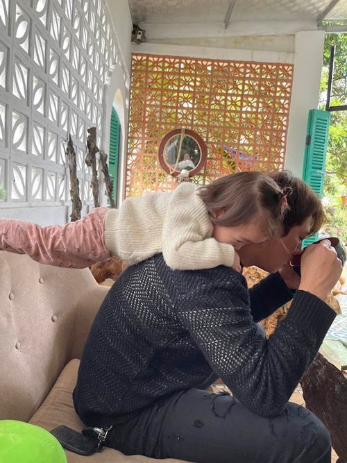 Nam diễn viên vừa ăn vừa trông con gái. Ảnh: FB Hà Nhung.