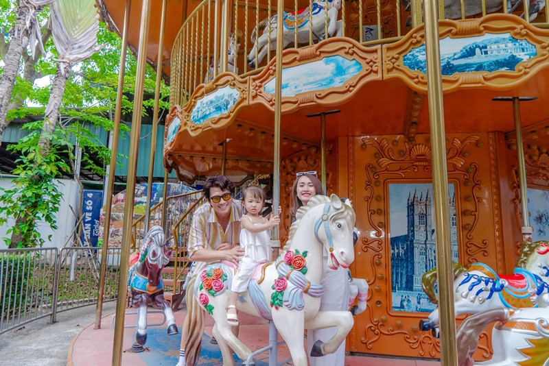  Hà Việt Dũng từng bán nước mía, làm công nhân quét rác trước khi thành người mẫu, diễn viên. Năm 2018, anh lập gia đình. Ảnh: FB Hà Nhung.