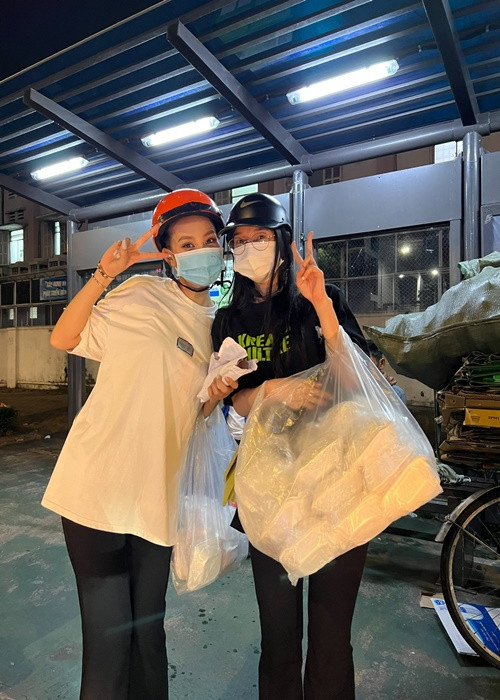 Phương Nhi mặc đơn giản khi phát quà từ thiện cho người vô gia cư. Ảnh: FB Phương Nhi.