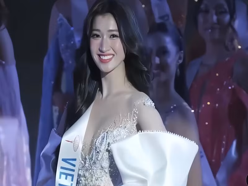 Năm 2023, Phương Nhi đại diện Việt Nam thi Hoa hậu Quốc tế. Trong chung kết, cô lọt top 15. Ảnh: FB Phương Nhi.