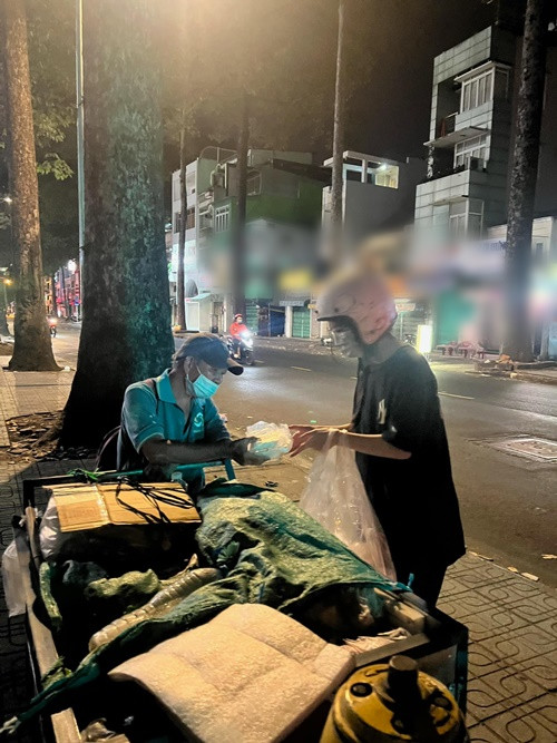 3 năm hoạt động trong showbiz, ngoài tham gia các sự kiện giải trí, Phương Nhi tích cực làm từ thiện. Ảnh: FB Phương Nhi.