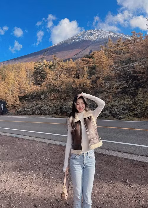 Khi rảnh rỗi, người đẹp đi du lịch, gặp gỡ các nàng hậu. Ảnh: Instagram Phương Nhi.