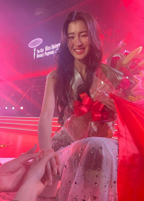 Phương Nhi bật khóc vì tiếc nuối khi chỉ dừng chân ở top 15 Hoa hậu Quốc tế 2023. Ảnh: FB Phương Nhi.