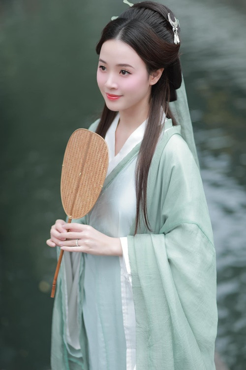 Midu diện trang phục cổ trang khoe vẻ đẹp dịu dàng gây mê đắm. Ảnh: FB Midu.