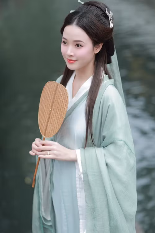 Midu diện trang phục cổ trang khoe vẻ đẹp dịu dàng gây mê đắm. Ảnh: FB Midu.