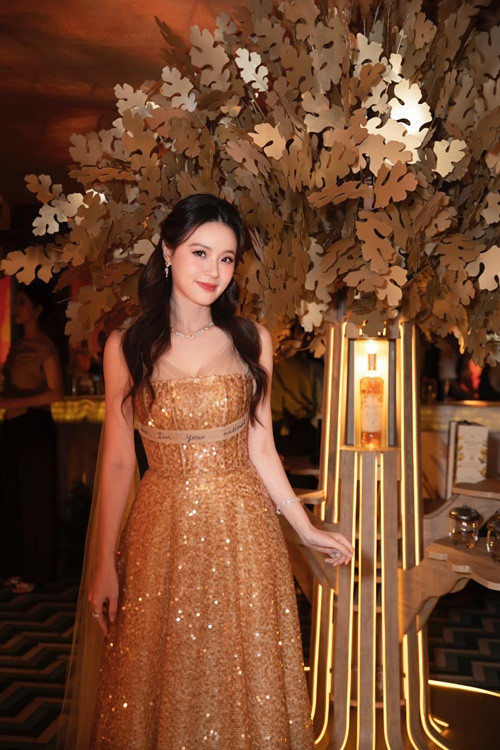 Phong cách thời trang của Midu gợi cảm vừa đủ. Ảnh: FB Midu.