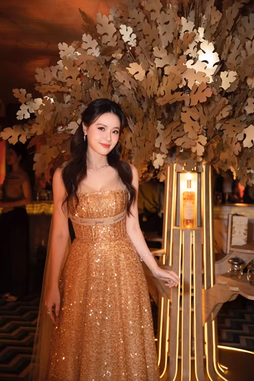 Phong cách thời trang của Midu gợi cảm vừa đủ. Ảnh: FB Midu.