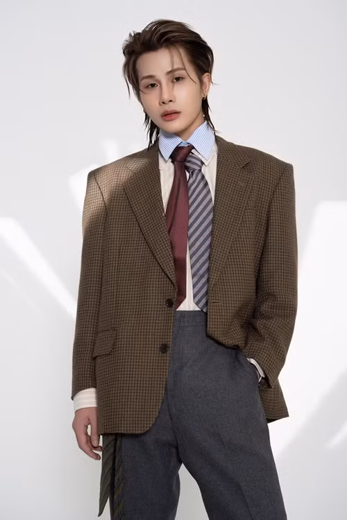 Đáp trả ông Cường, đại diện của Jack công khai số tiền nam ca sĩ trả cho nam doanh nhân này để được gặp Messi là hơn 5 tỷ đồng. Phía doanh nhân Quốc Cường không phủ nhận. Ông Cường chia sẻ "chả ai có chuyện làm free cho ai". Phía nam doanh nhân còn khẳng định Jack nên đưa ra minh chứng đã xin phép (bằng văn bản) với phía Messi về việc đưa hình ảnh cuộc gặp gỡ vào MV. Phía Jack không có phản hồi gì về điều này. Ảnh: FB Jack.