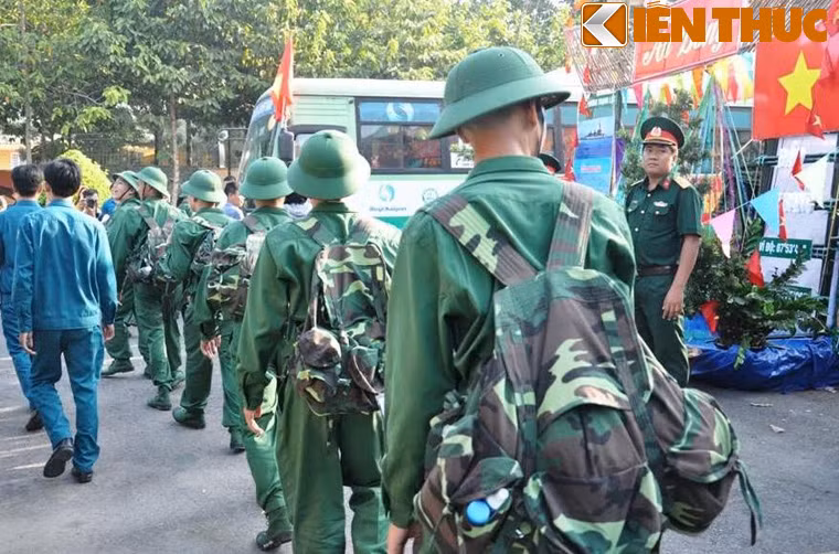 Phong thái chững chạc, nhanh nhẹn và đầy tính kỷ luật hiện rõ trên khuôn mặt, bước chân của những chàng tân binh 2016.