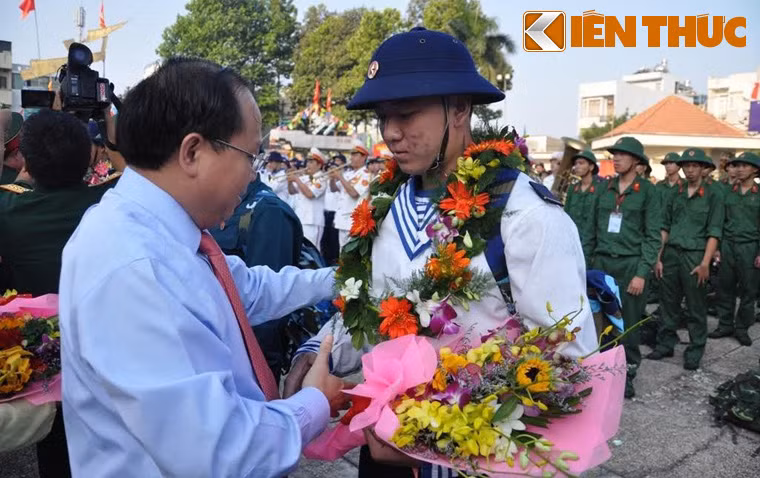 Uỷ viên Trung ương Đảng, Phó Bí thư thường trực Tất Thành Cang chúc mừng các tân binh.