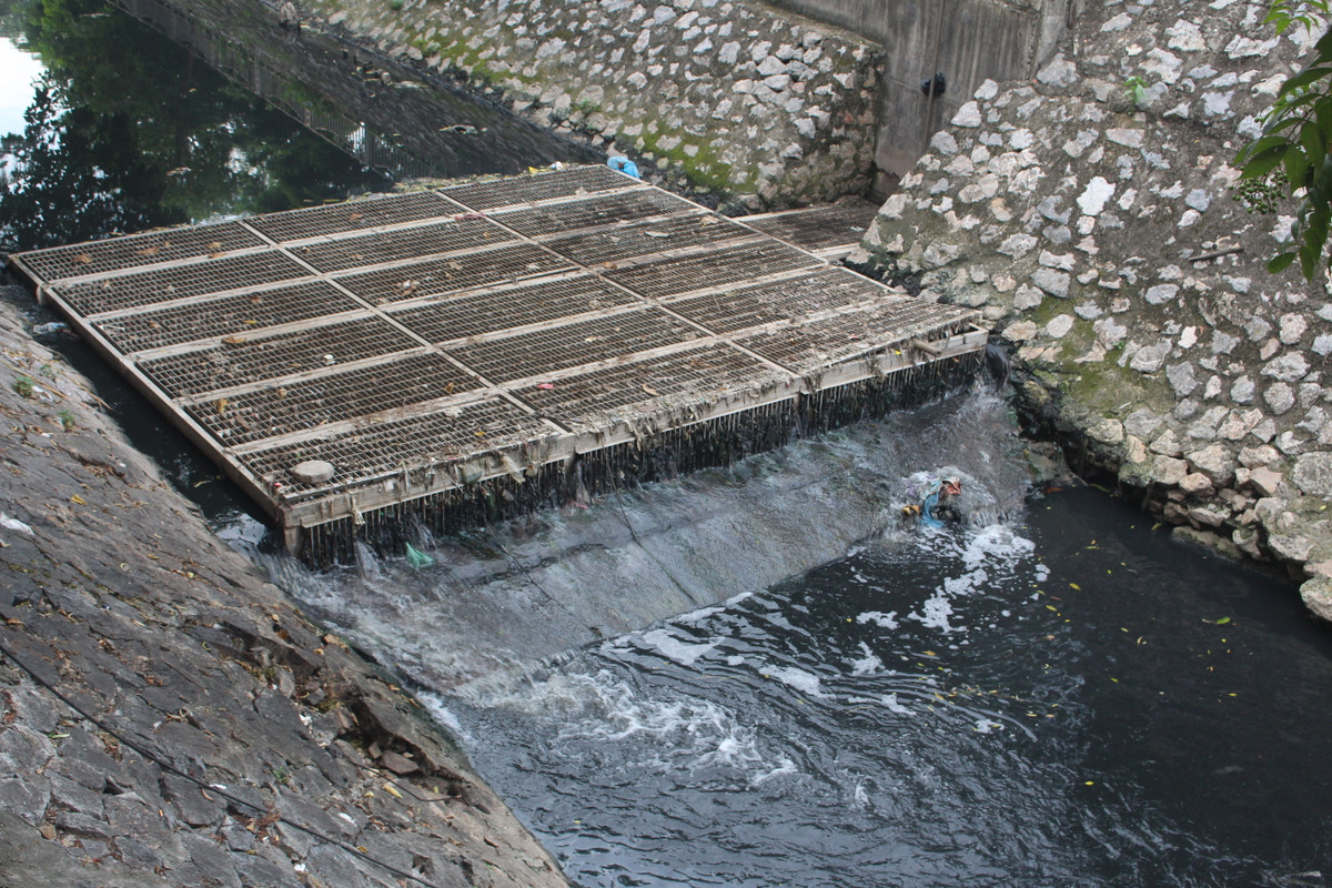 Những năm qua, mặc dù TP Hà Nội đã làm nhiều biện pháp nhưng màu của nước sông Tô Lịch vẫn giữ nguyên màu đen tuyền, hôi thối.
