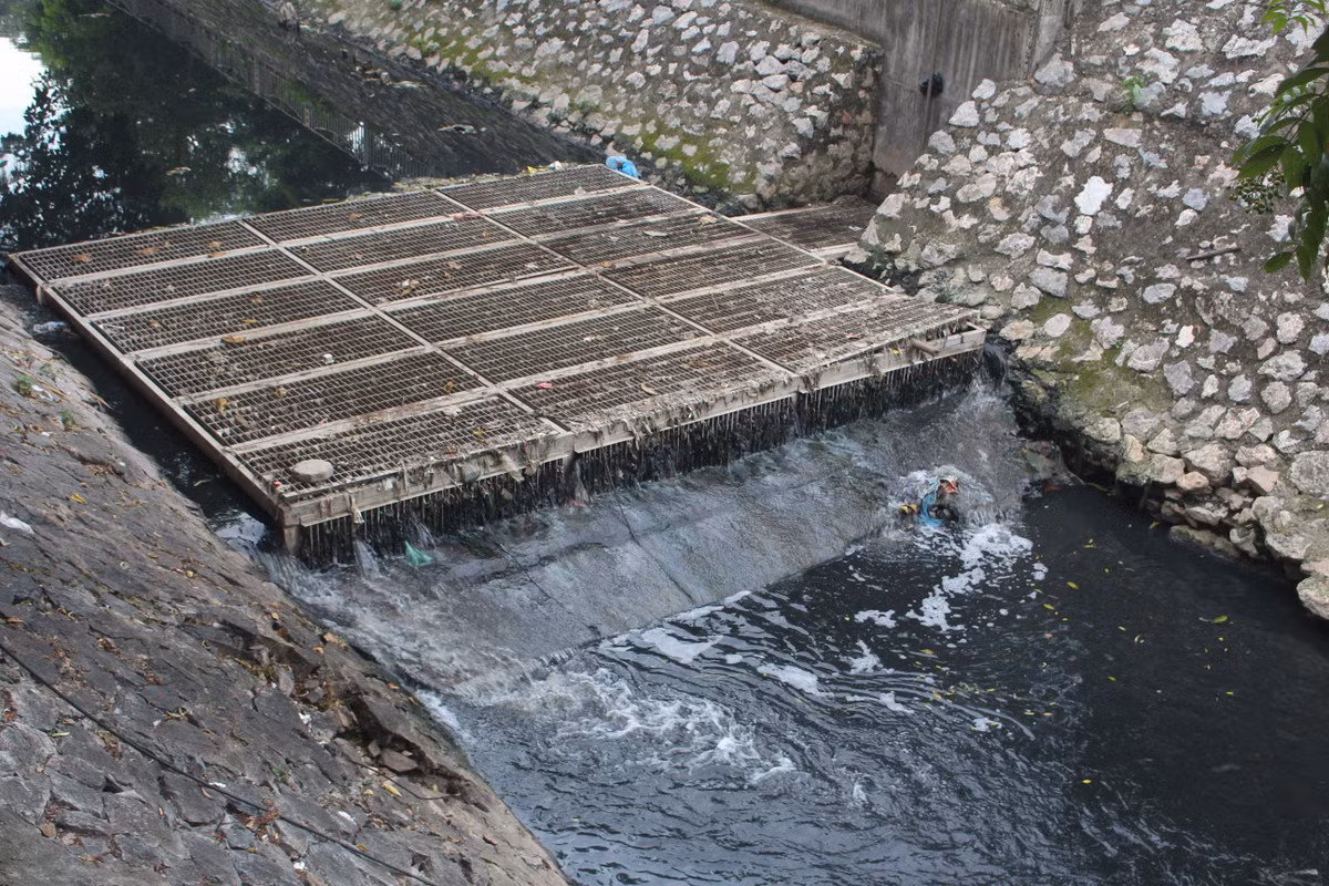 Những năm qua, mặc dù TP Hà Nội đã làm nhiều biện pháp nhưng màu của nước sông Tô Lịch vẫn giữ nguyên màu đen tuyền, hôi thối.