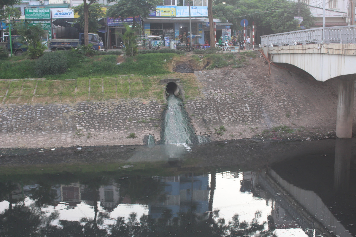 Tuy nhiên, theo ghi nhận của PV Kiến Thức, với việc hàng trăm cống nước thải ngày đêm xả trực tiếp ra sông Tô Lịch thì việc dùng công nghệ Nhật Bản để lám sạch sông và bớt mùi hôi thối chỉ là giải pháp tạm thời.