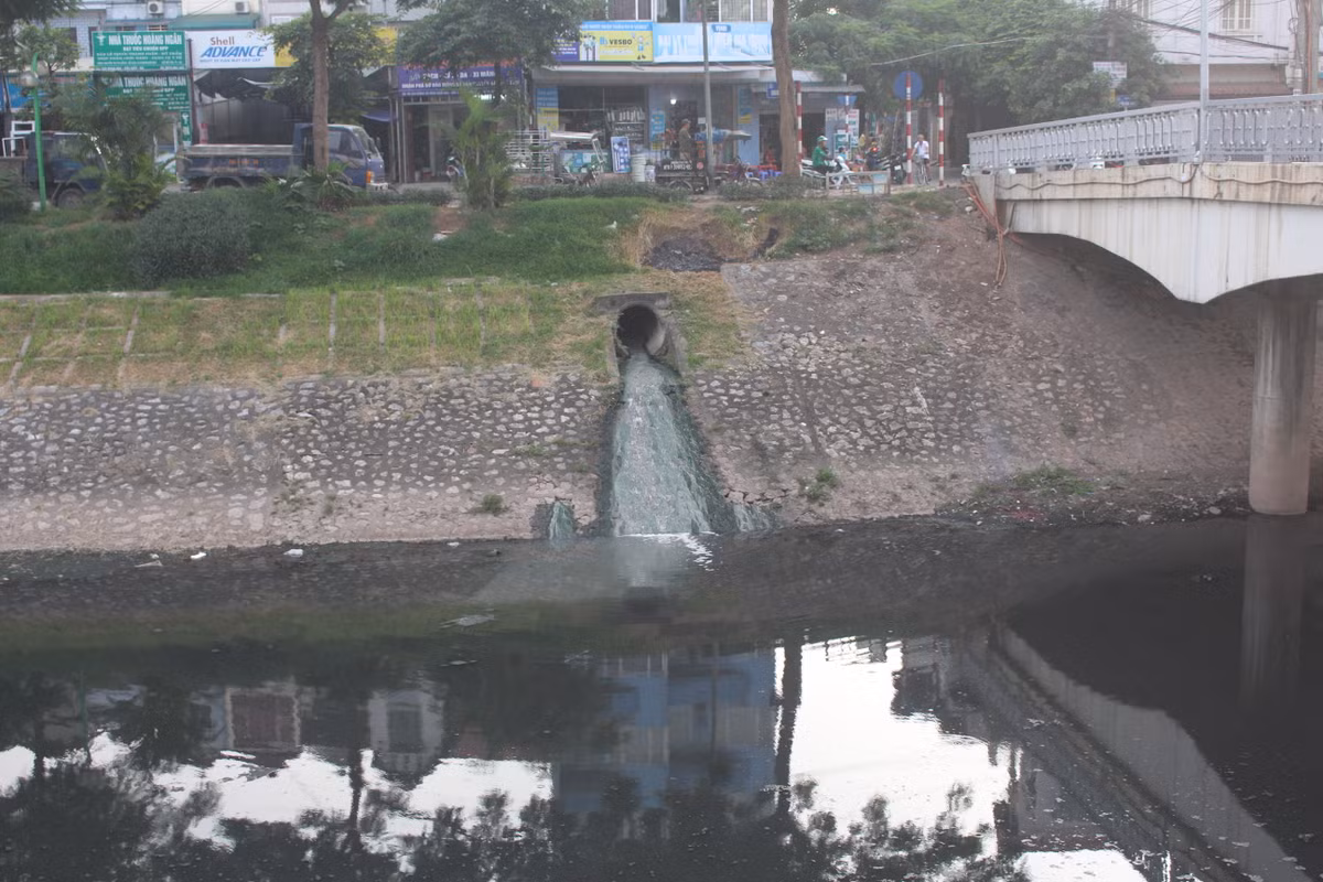 Tuy nhiên, theo ghi nhận của PV Kiến Thức, với việc hàng trăm cống nước thải ngày đêm xả trực tiếp ra sông Tô Lịch thì việc dùng công nghệ Nhật Bản để lám sạch sông và bớt mùi hôi thối chỉ là giải pháp tạm thời.