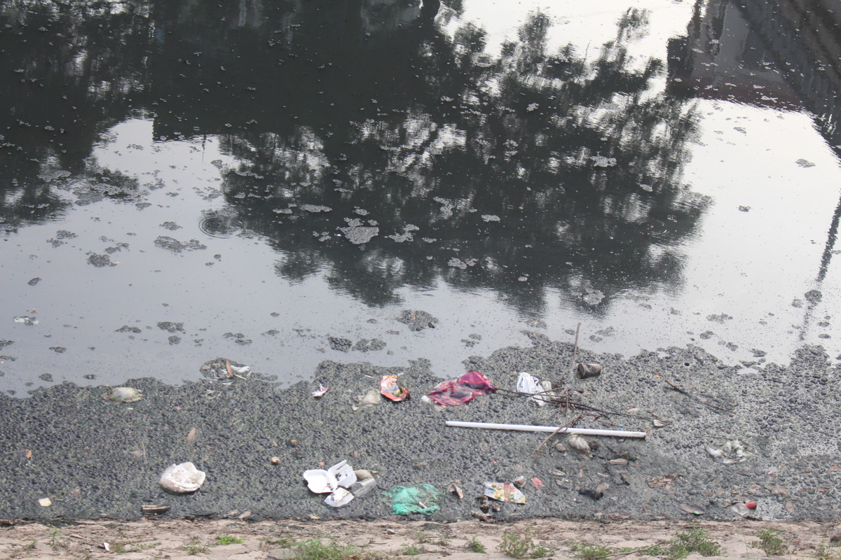 Bùn đất và rác thải rất nhiều cũng là tác nhân chính gây nên ô nhiễm dòng sông Tô Lịch.