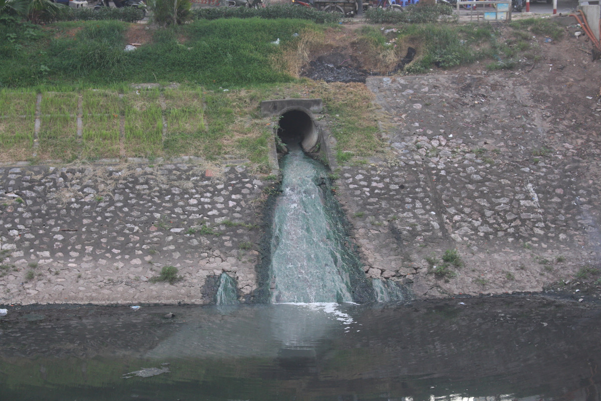 Ông Nguyễn Văn Tùng (trú tại khu Nam Trung Yên, Hà Nội) đánh giá: "Với hàng trăm ống cống xả thải không qua xử lý trực tiếp ra sông Tô Lịch thì 100 năm nữa cũng không thể hết ô nhiễm vì các biện pháp hiện giờ chỉ giải quyết được tình trạng nhất thời."