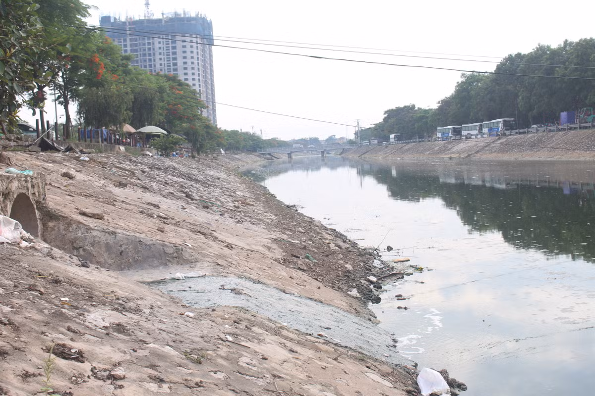 Cong nuoc thai xa truc tiep ra song, 100 nam nua To Lich cung khong het o nhiem