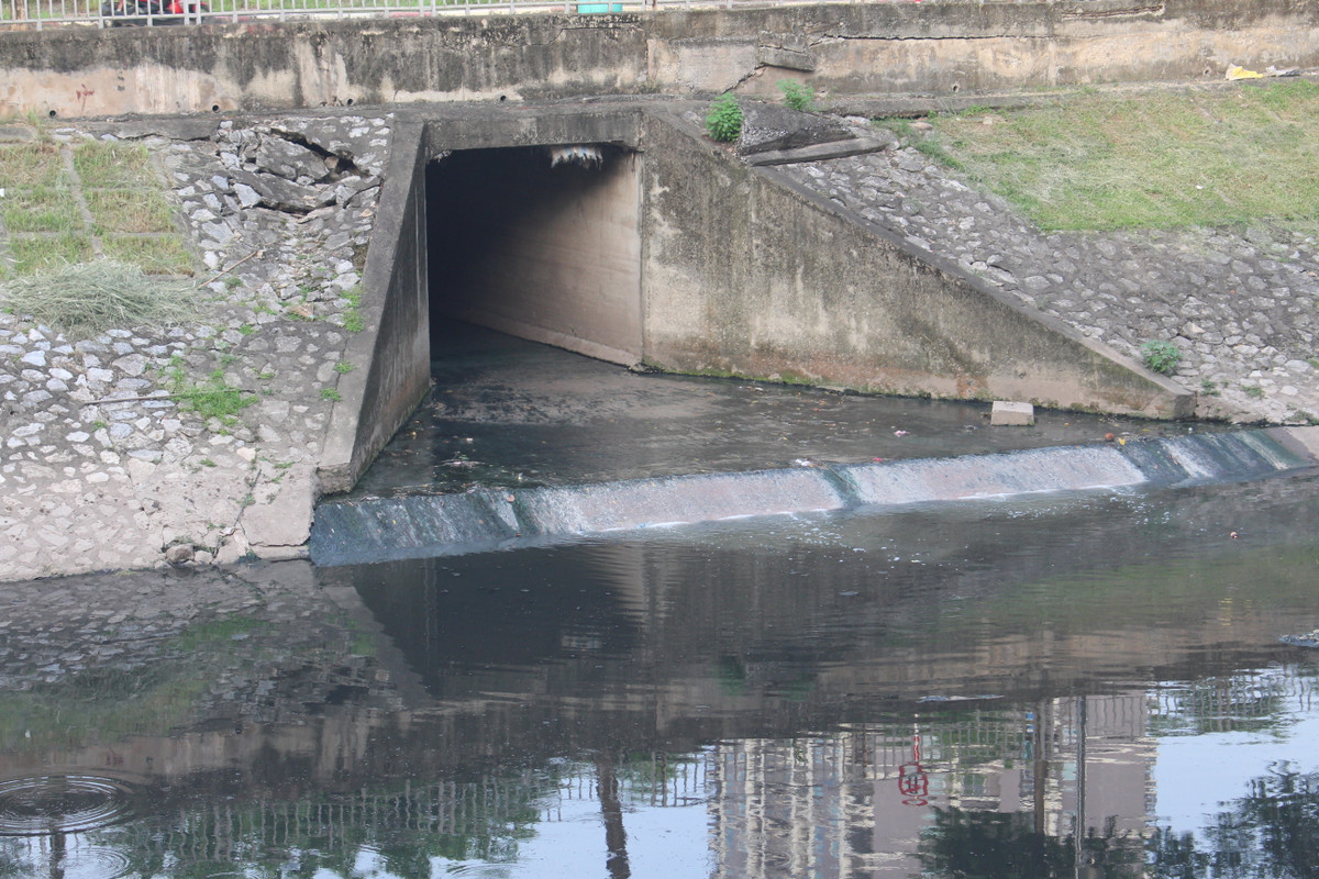 Nguyên nhân gây ô nhiễm sông Tô Lịch có sự "đóng góp" của hệ thống cống nước thải chưa qua xử lý đổ trực tiếp ra sông.