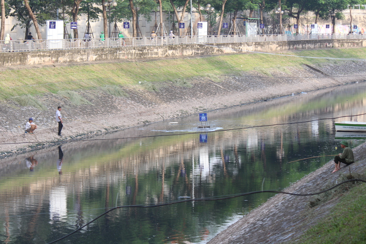 Nhiều chục năm qua, màu của nước sông Tô Lịch luôn mang một màu đen xì, dòng nước bốc mùi hôi thối.
