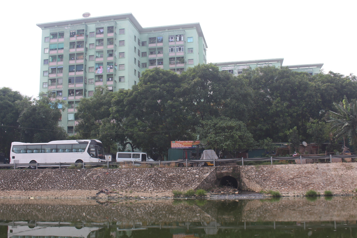 Dọc sông Tô Lịch, hàng trăm chiếc cống nước thải dân sinh vẫn hằng ngày trực tiếp đổ ra sông khiến dòng sông Tô Lịch đã ô nhiễm càng thêm ô nhiễm nặng.