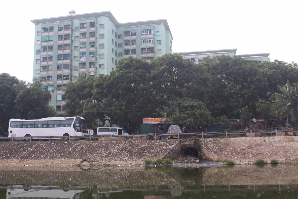 Dọc sông Tô Lịch, hàng trăm chiếc cống nước thải dân sinh vẫn hằng ngày trực tiếp đổ ra sông khiến dòng sông Tô Lịch đã ô nhiễm càng thêm ô nhiễm nặng.