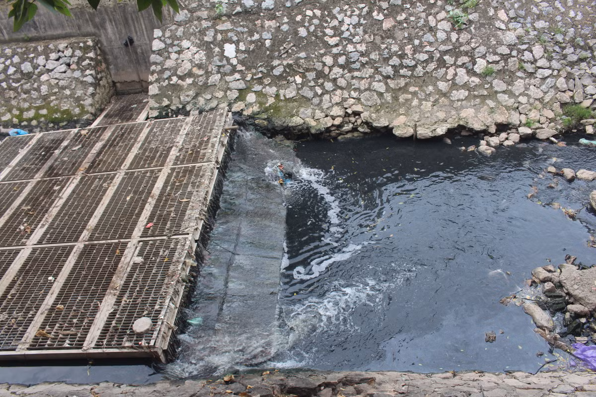 Dòng nước đen xì của sông Tô Lịch là nỗi ám ảnh của TP Hà Nội và người dân.