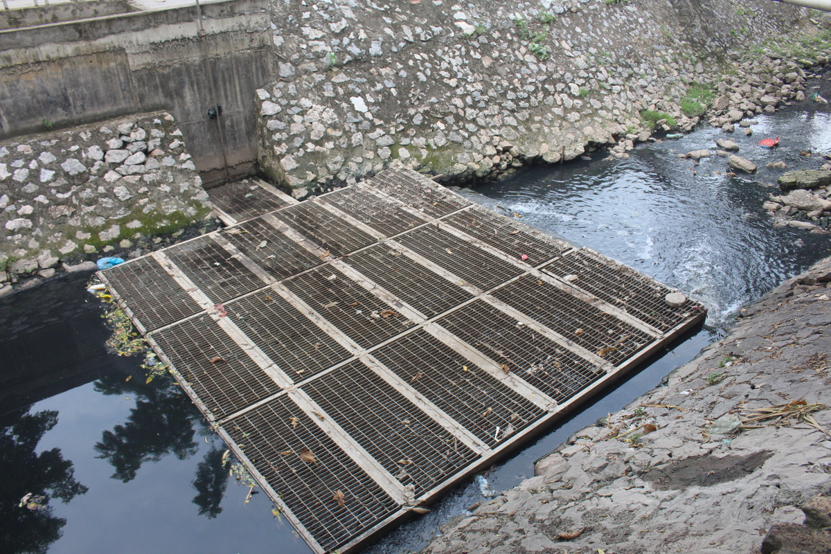 Tại khu vực thượng nguồn sông Tô Lịch (ngõ 2 đường Hoàng Quốc Việt), nước sông đặc quánh 1 màu đen xì, dù đã có tấm lưới ngăn rác nhưng cũng chỉ hạn chế phần nào. Bởi lẽ, ngoài nước thải sinh hoạt thì người dân vứt thẳng rác xuống sông.