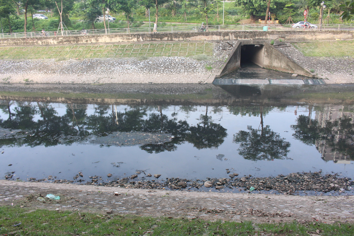 Những ngày trời nắng, nước sông cạn và bốc mùi hôi thối là nỗi ám ảnh của người dân 2 bên bờ sông. (Một miệng cống trên đường Bưởi đang ào ạt xả thải)