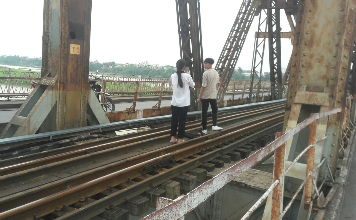 Anh: Gioi tre len cau Long Bien chup anh bat chap bien cam-Hinh-4