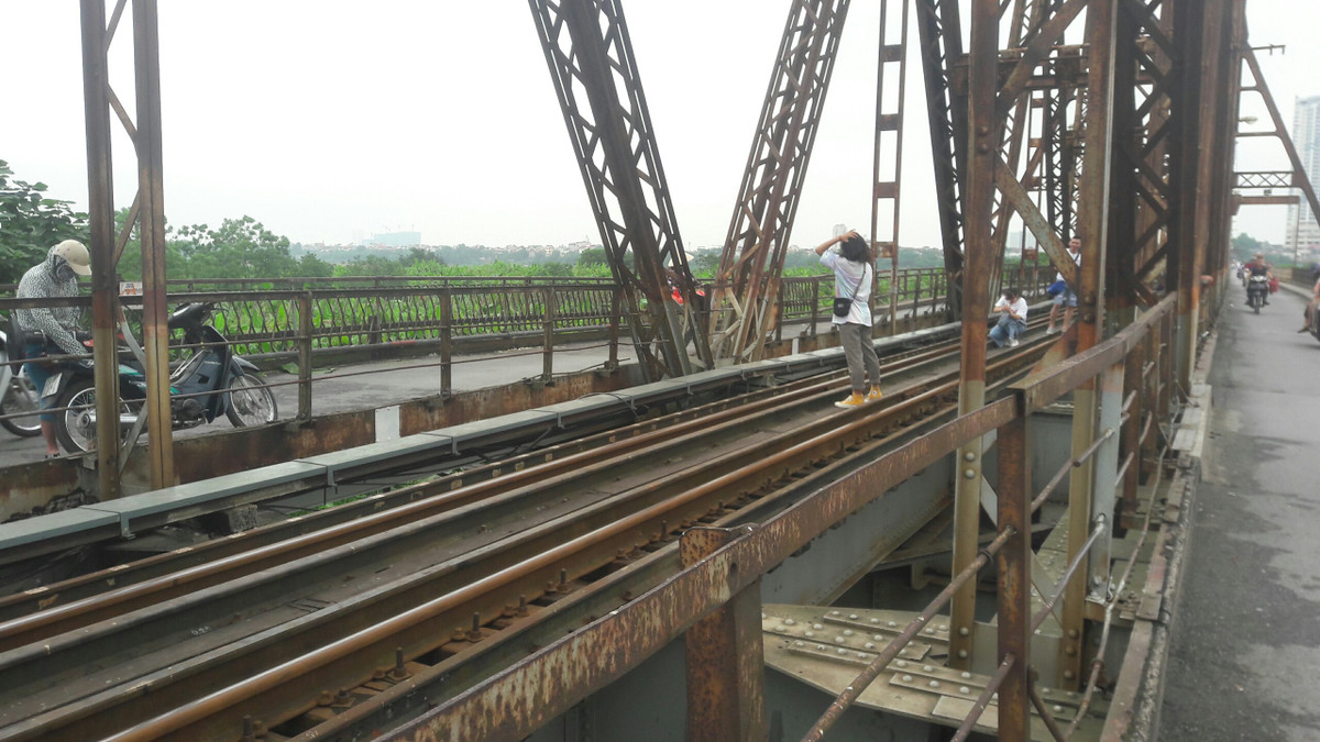 Anh: Gioi tre len cau Long Bien chup anh bat chap bien cam-Hinh-7