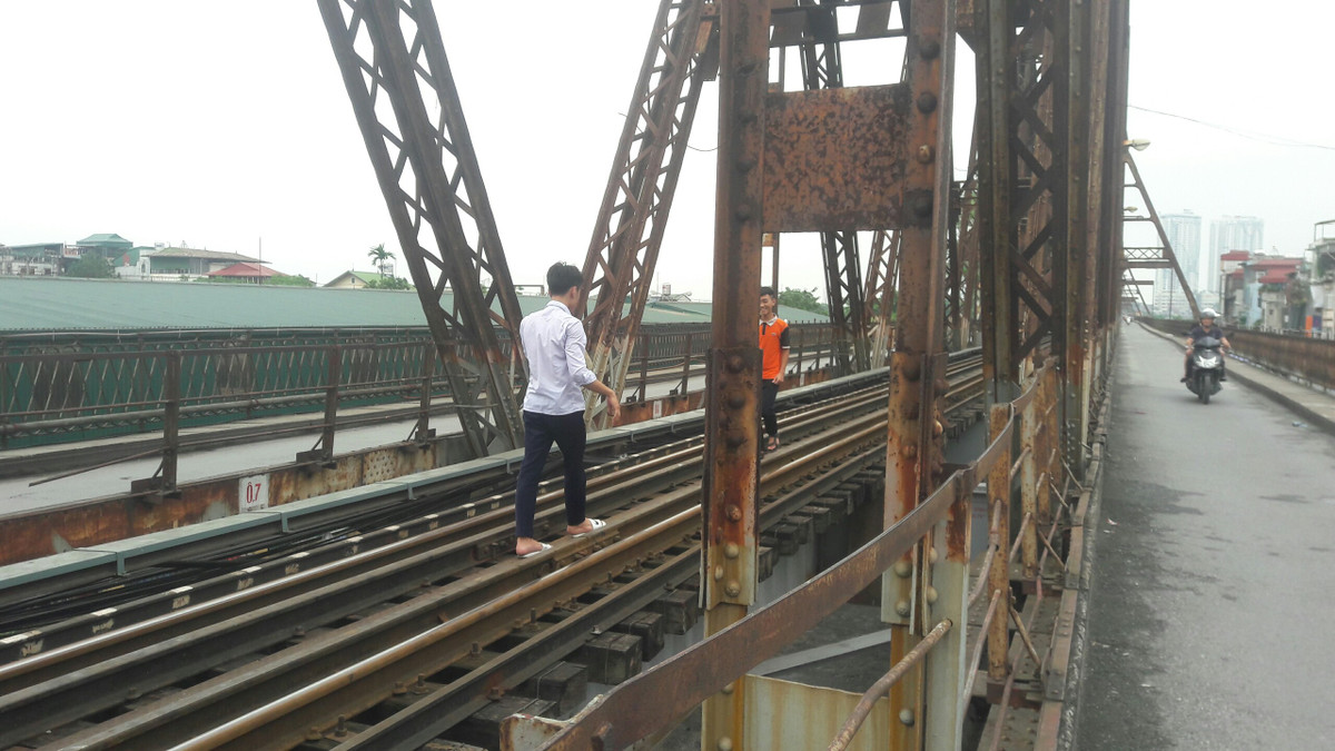 Anh: Gioi tre len cau Long Bien chup anh bat chap bien cam-Hinh-12