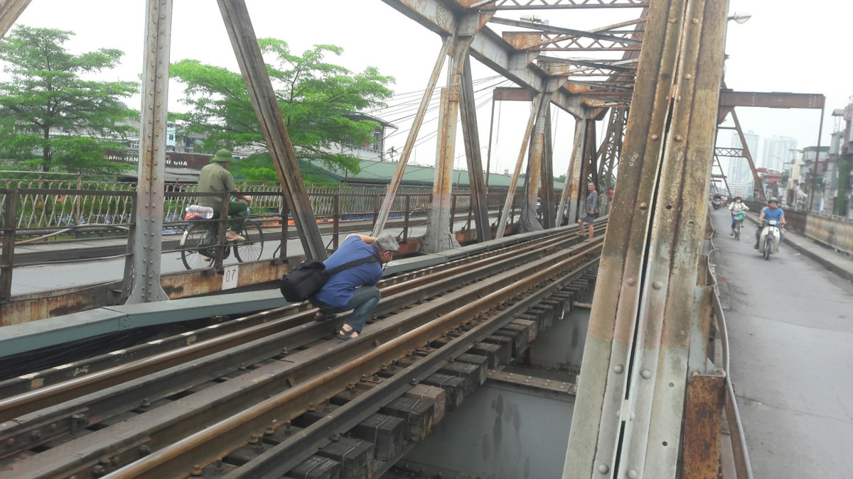 Anh: Gioi tre len cau Long Bien chup anh bat chap bien cam-Hinh-9