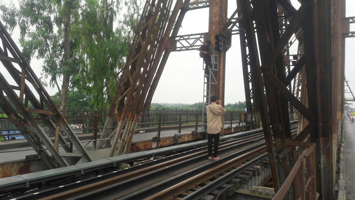 Anh: Gioi tre len cau Long Bien chup anh bat chap bien cam-Hinh-8