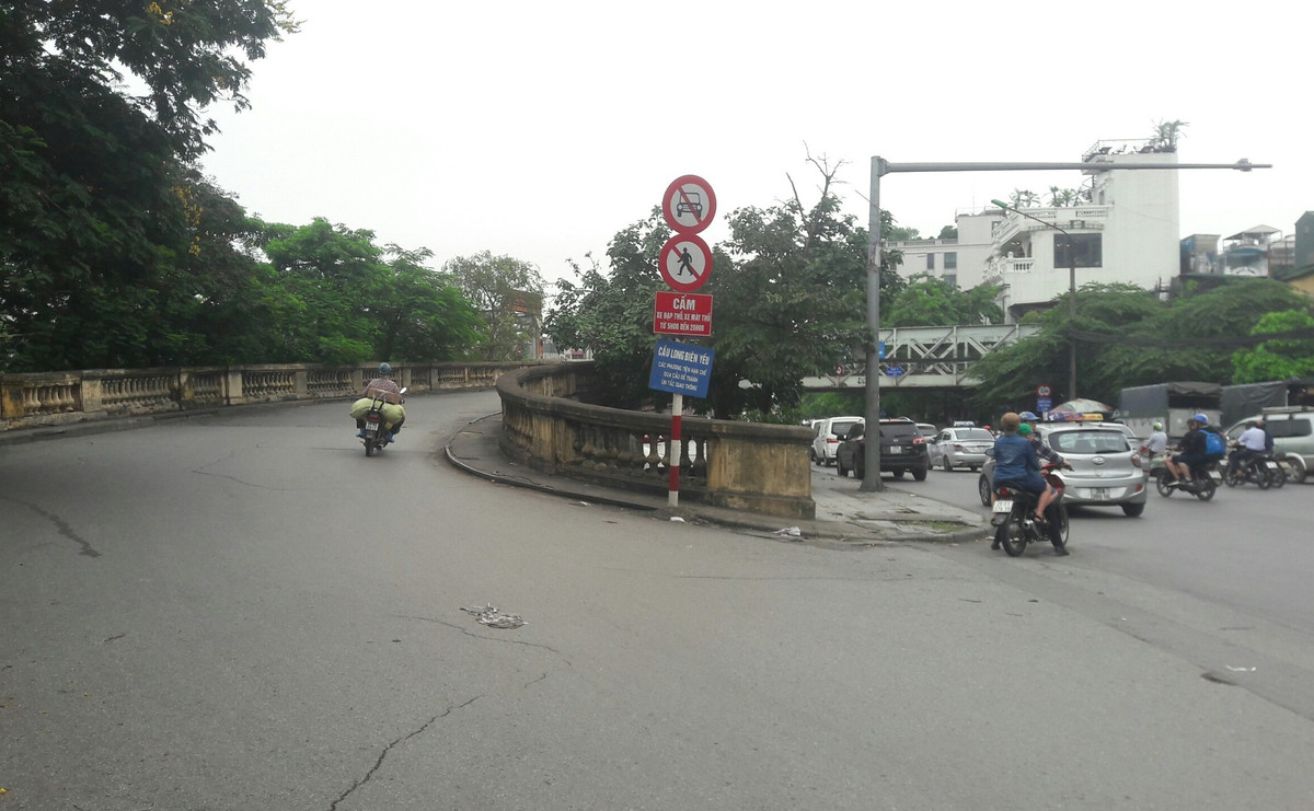 Anh: Gioi tre len cau Long Bien chup anh bat chap bien cam-Hinh-2